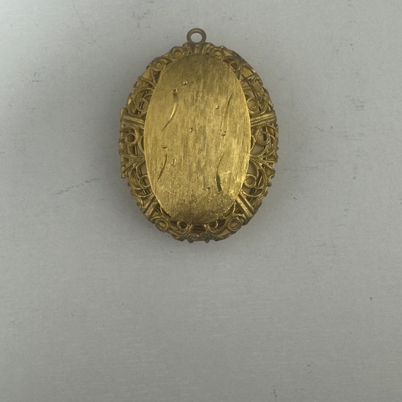 Small Vintage Locket - Picture 1 of 4
